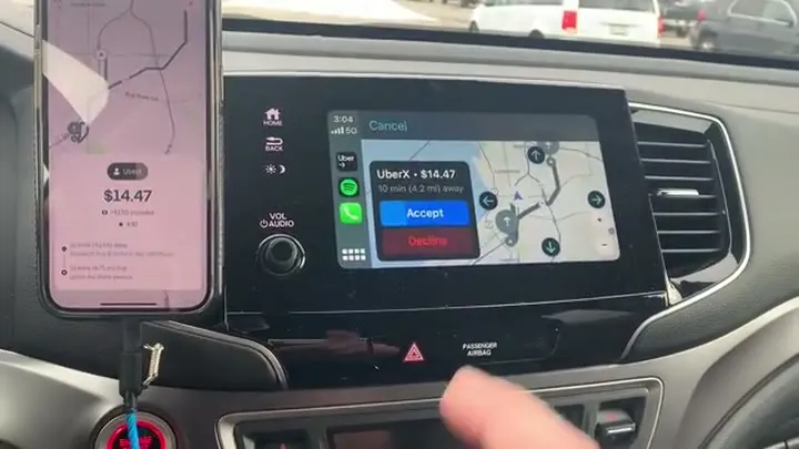 Uber Driver on CarPlay: an offer with Accept and Decline on the car screen